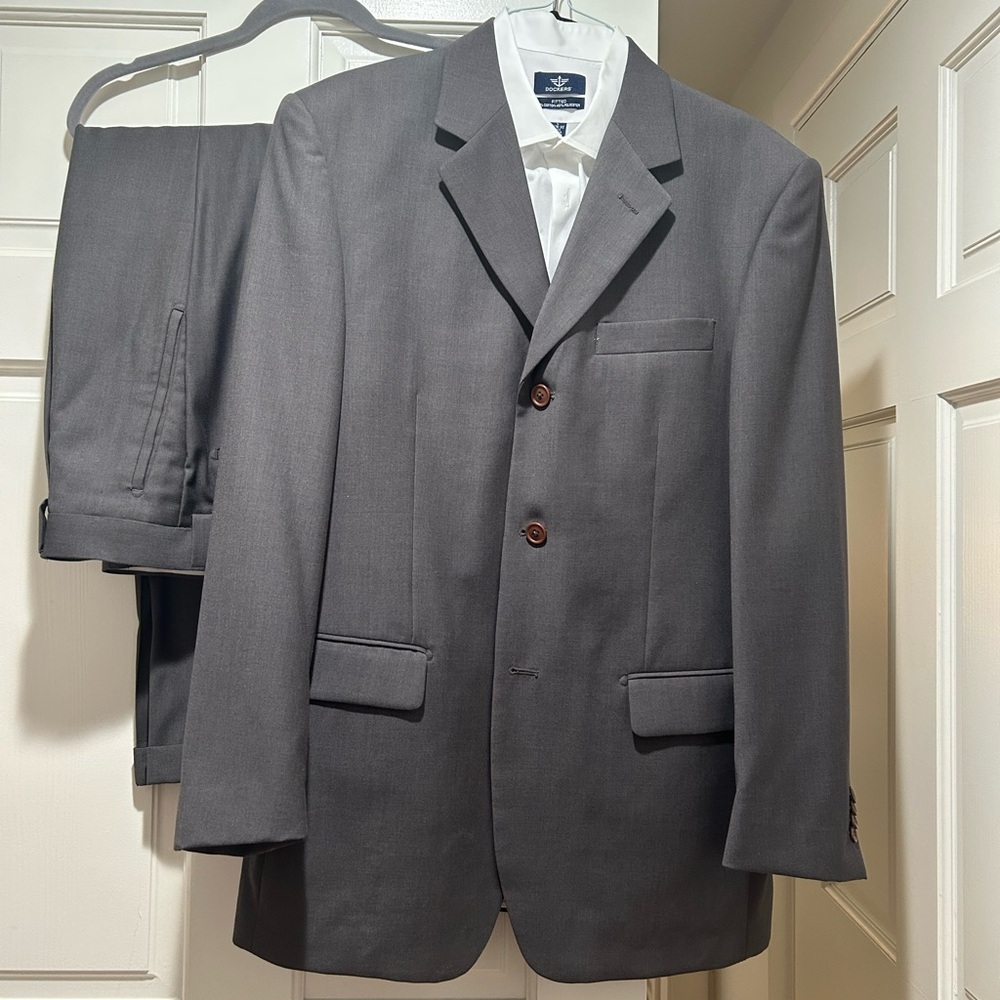 Vivaldi Gray Classic Suit Timeless Design